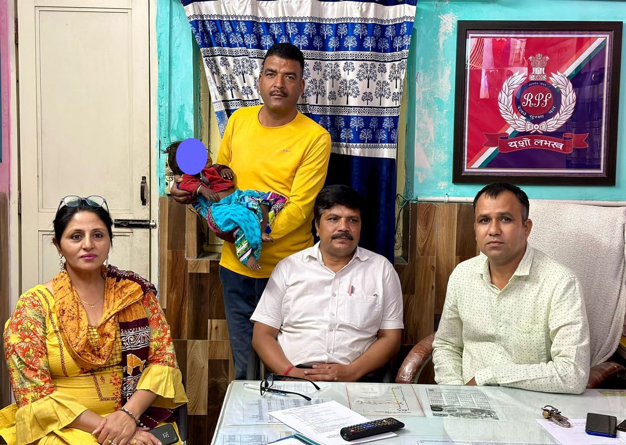 Wife jumped from the train, husband also jumped to save her, child left in the train