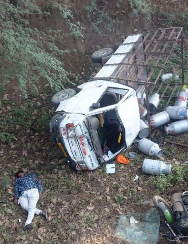 Khojakhedi village of Damoh Professor riding a bike dies in collision with a pickup vehicle filled with milk