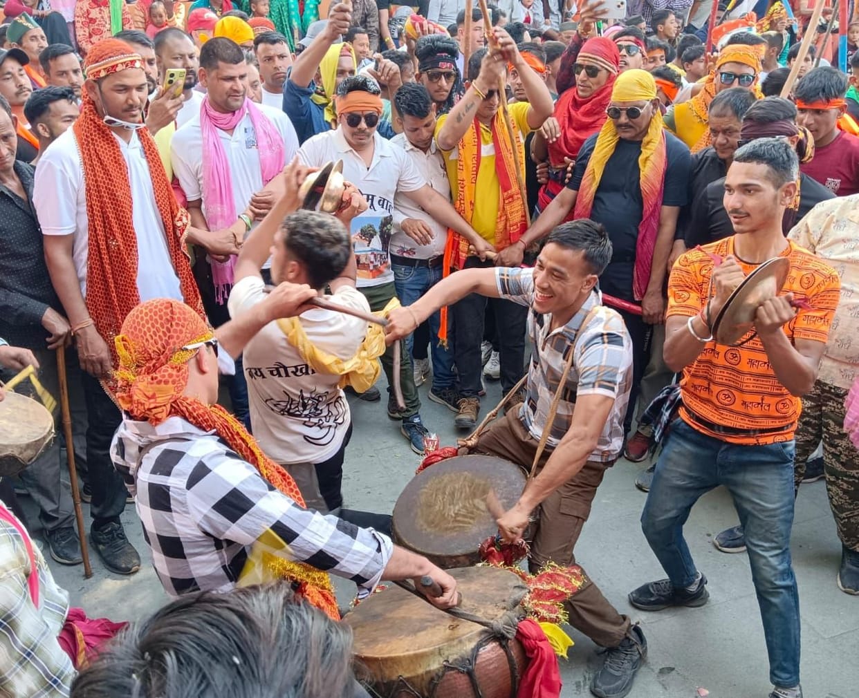 Groups came out from villages with drums in Gumdesh's Chaitola fair.