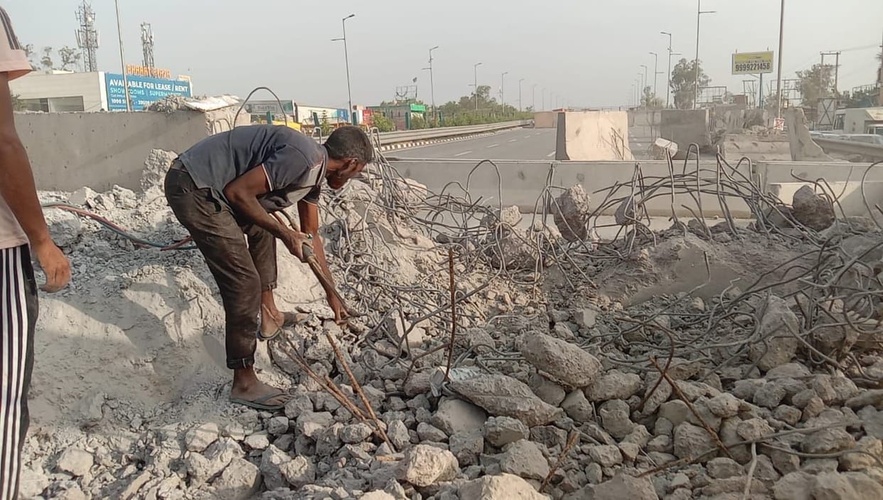 Relief...Barricades are being removed from Kundli border, vehicles will run at a gallop