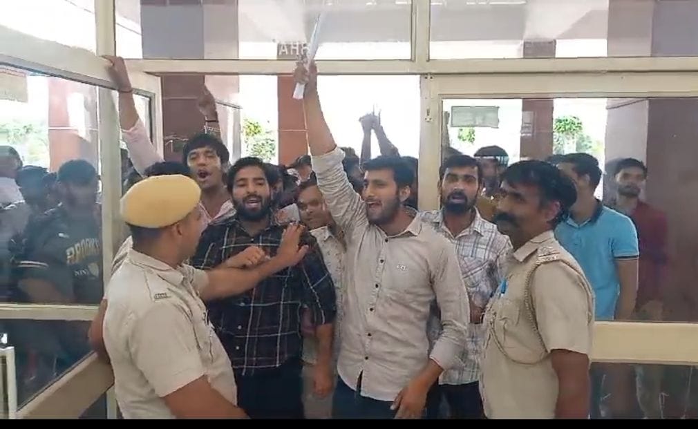 Students angry over shortage of electricity and water, demonstrated