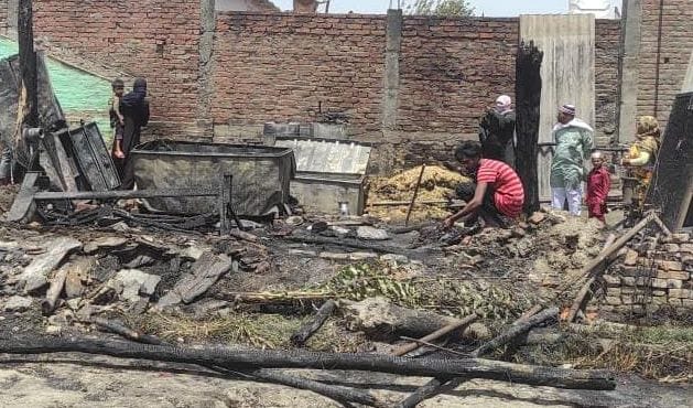 Fire broke out in two kutcha houses, children trapped inside the house, rescued safe, read full news...