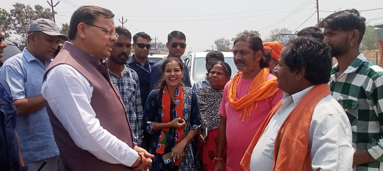 Chief Minister Dhami met workers near the booths in Tanakpur