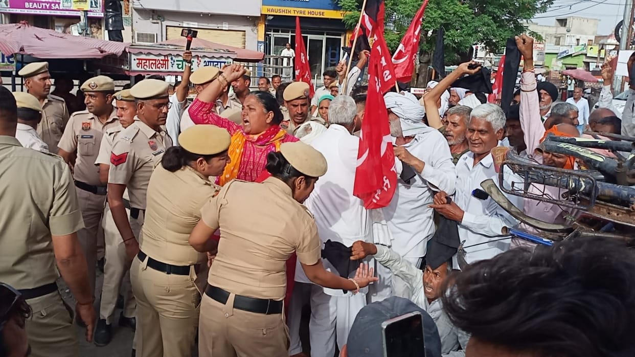 Farmers and laborers showed black flags to Ashok Tanwar in Narwana