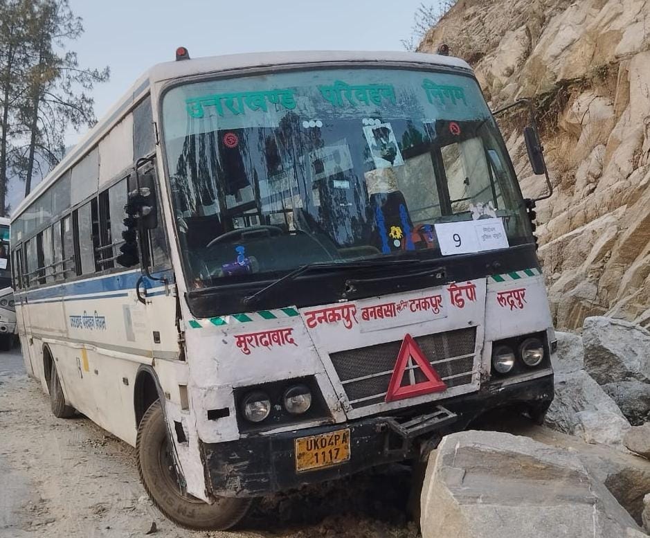 Brakes of the bus returning carrying personnel engaged in election duty failed, personnel narrowly escaped.