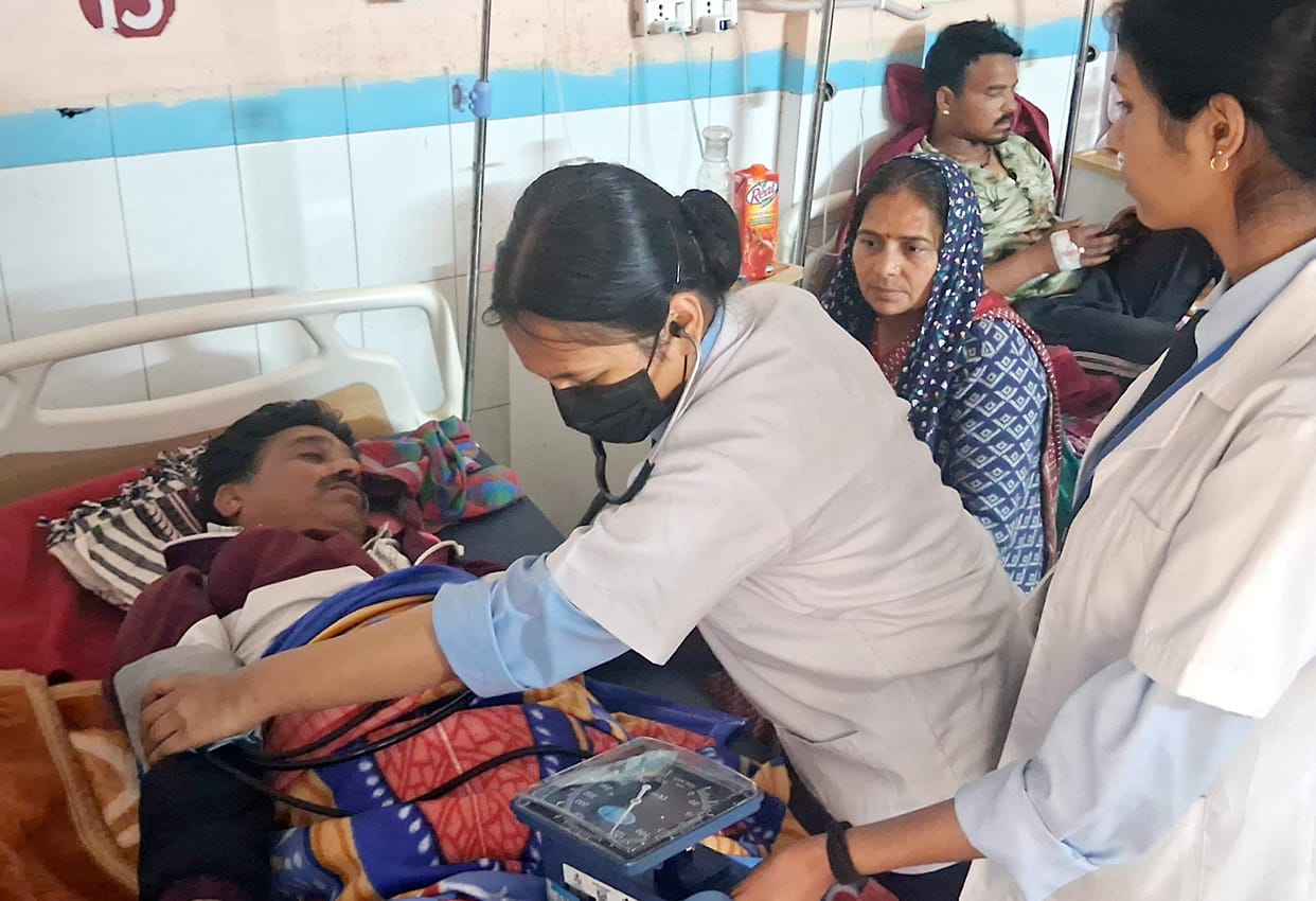 Polling worker fell from the road, suffered spinal fracture