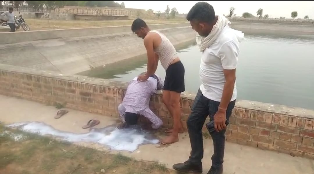 Due to mental problem, the young man jumped into the water tank's trunk after swallowing poison.