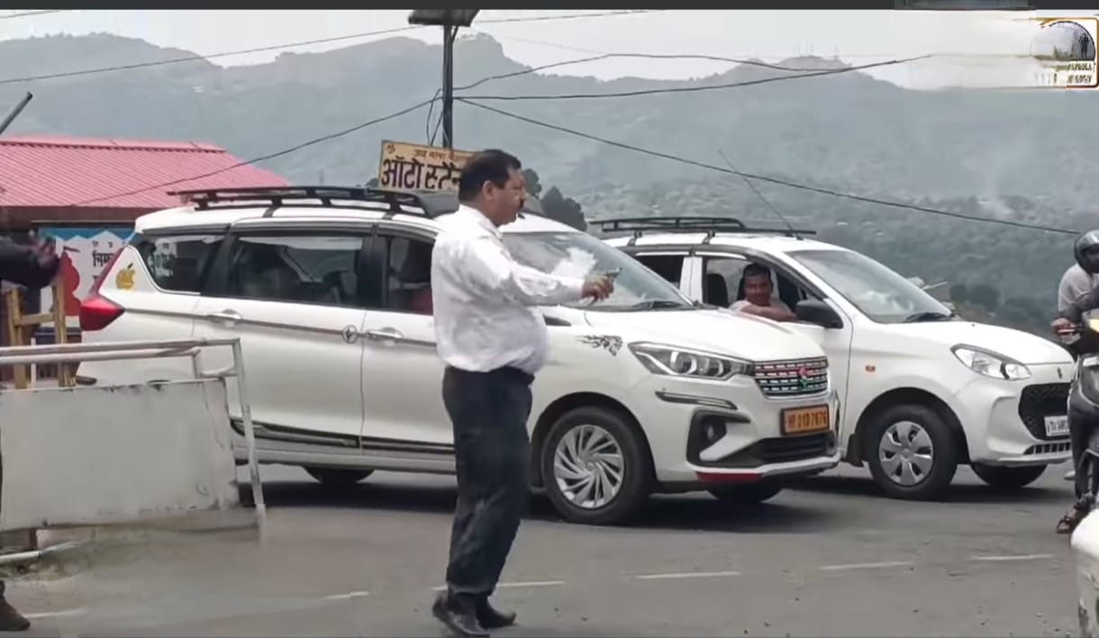 HRTC bus breaks down near Baijnath bus stand, jammed