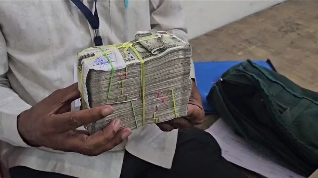 Khargone News Election Team Recovered And Forefitted five lakh from a car