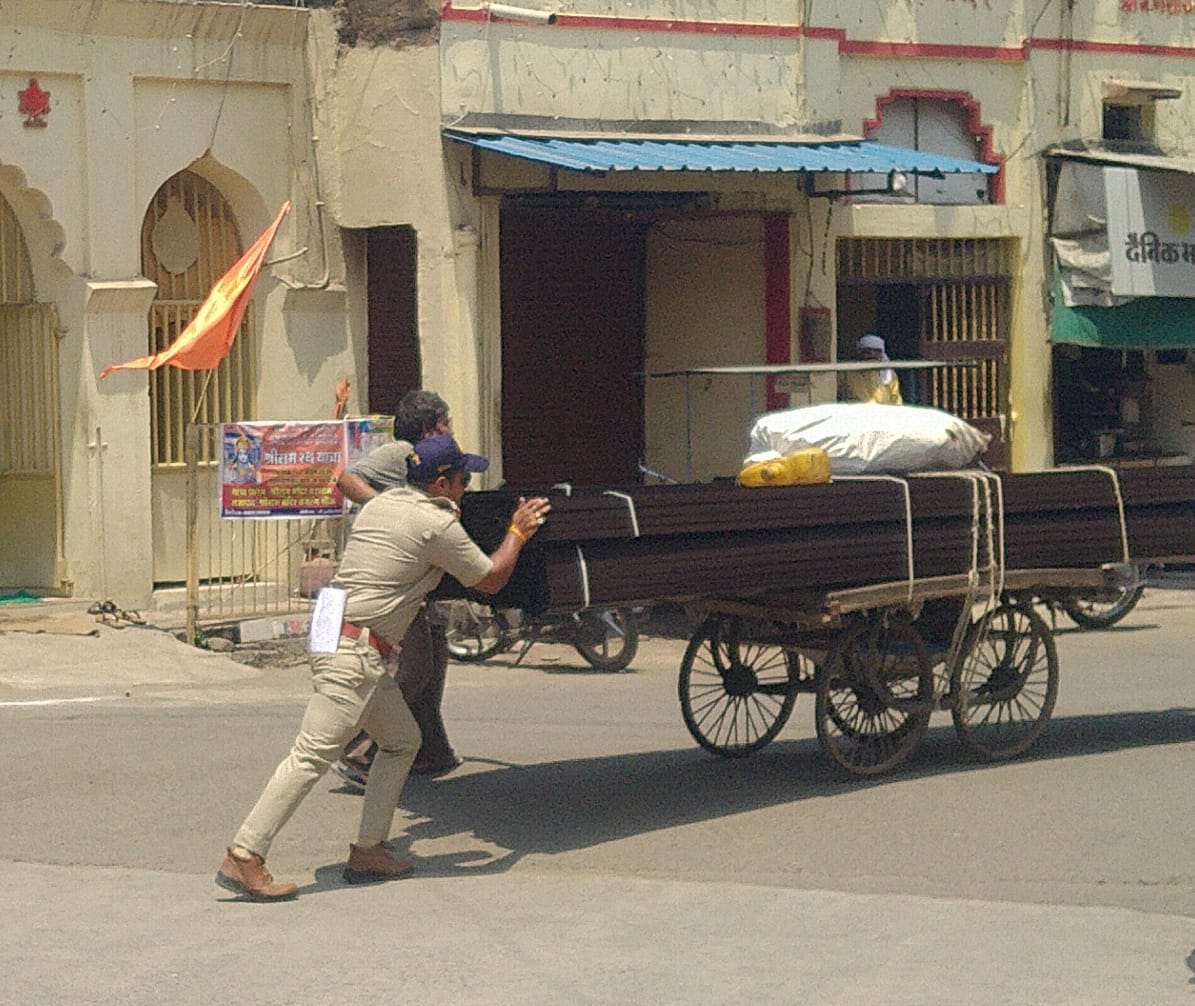 मजदूर की मदद करते दिखे ट्रैफिक सूबेदार निगवाल