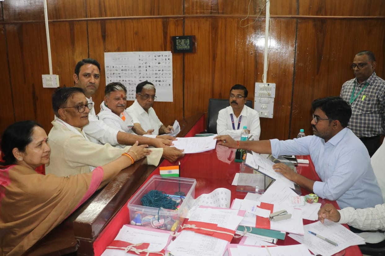 Congress candidate submitted nomination and said that the administration is under pressure from BJP.