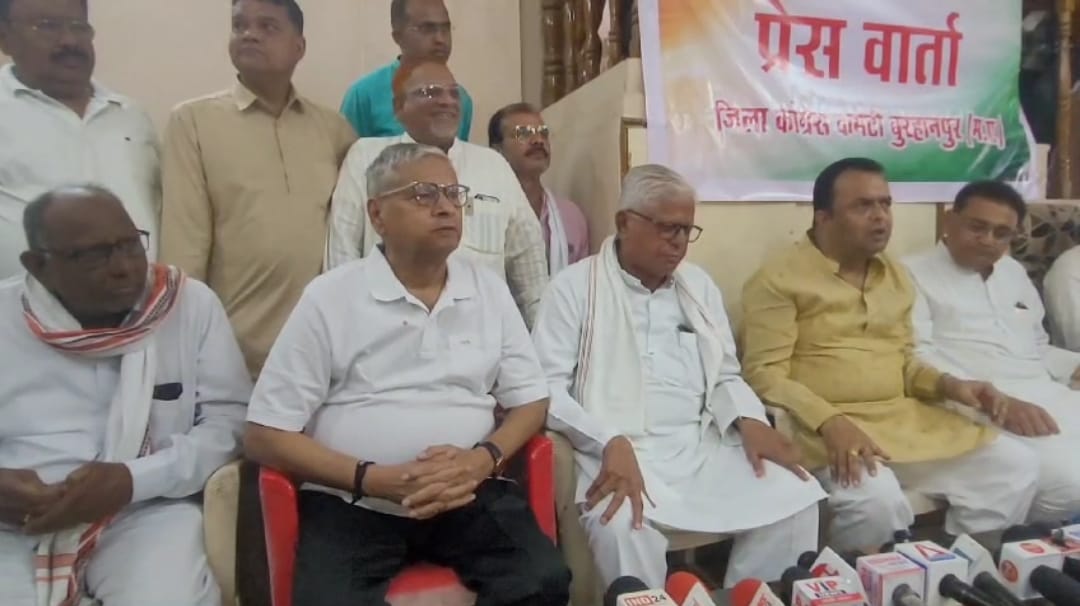 पार्टी में वापसी की जानकारी देते कांग्रेसी नेता