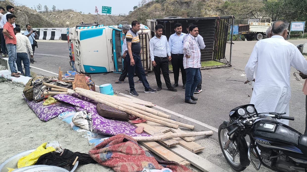 Journey of death in goods vehicles, accident again on 11th day