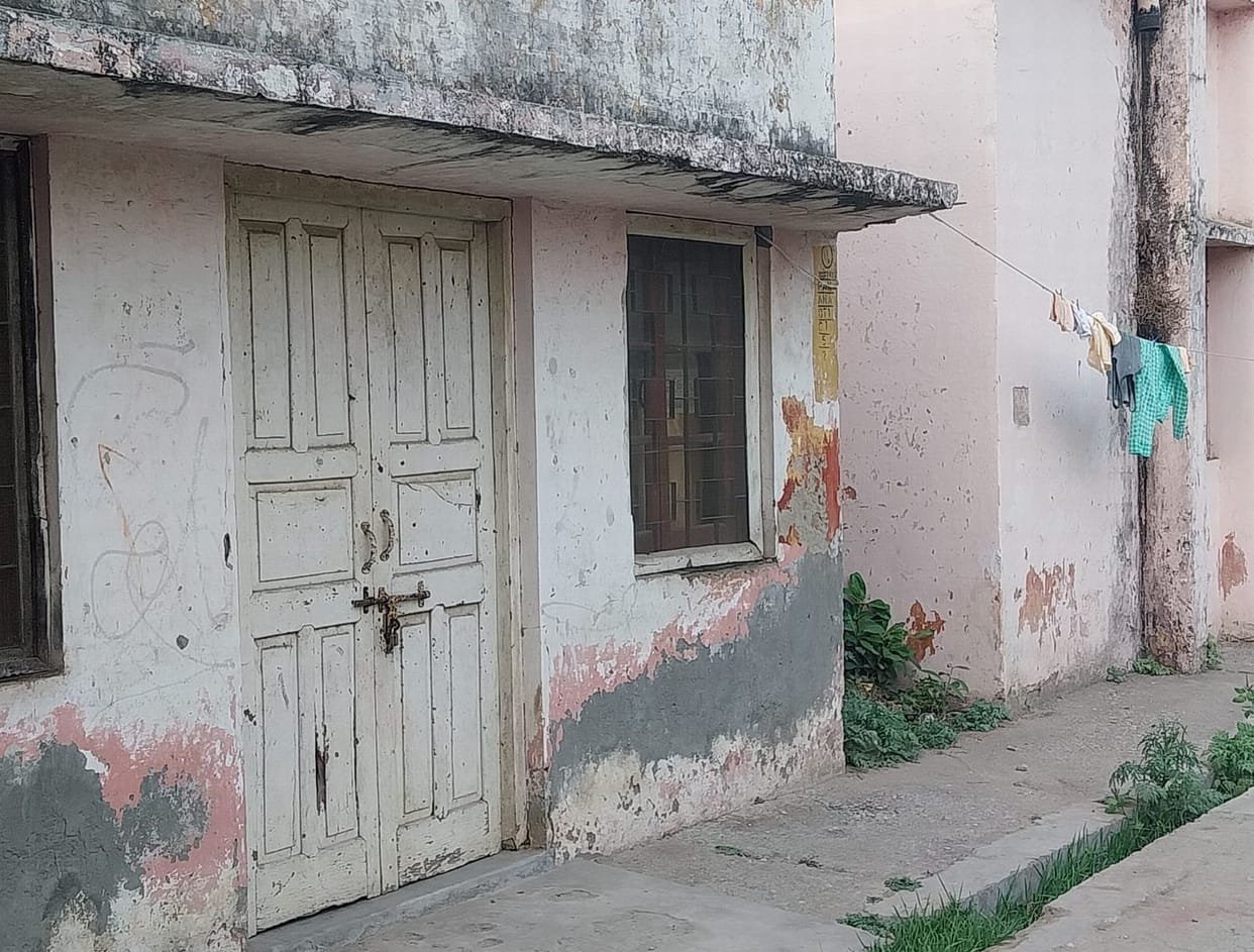 Government employees wandering, contract employees occupying their houses