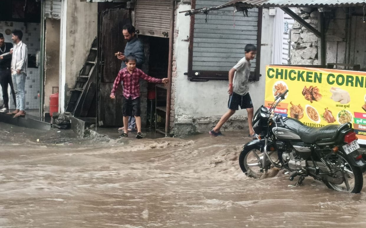 Rain in the headquarters, the city road became a river