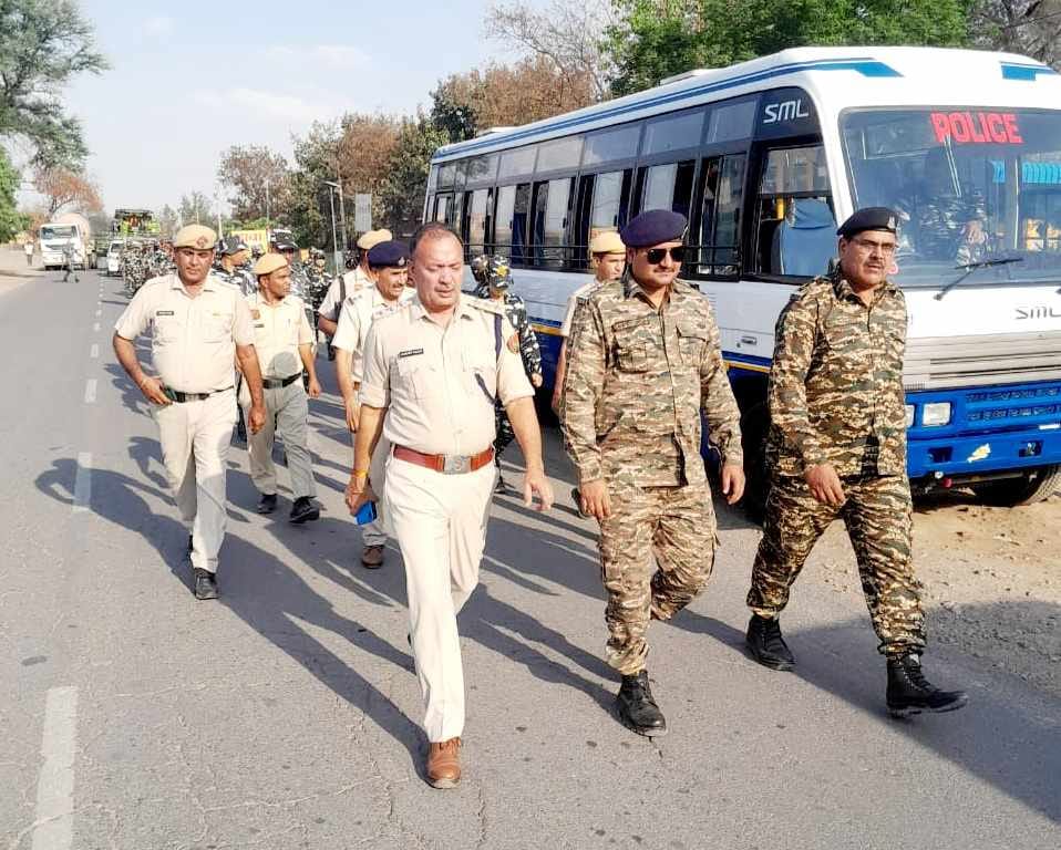 CRPF soldiers along with police took out flag march in rural and urban areas
