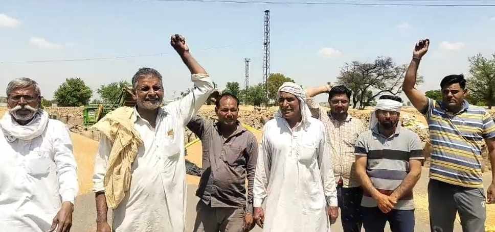 Farmers angry over non-lifting of wheat from the procurement center built in village Prathva