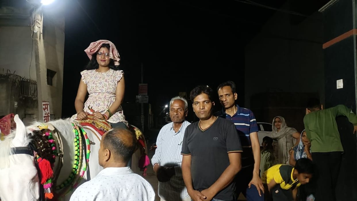 Daughter's banavara was taken out by making her sit on a mare