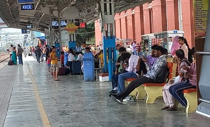 रेलगाड़ी का इंतजार करते यात्री