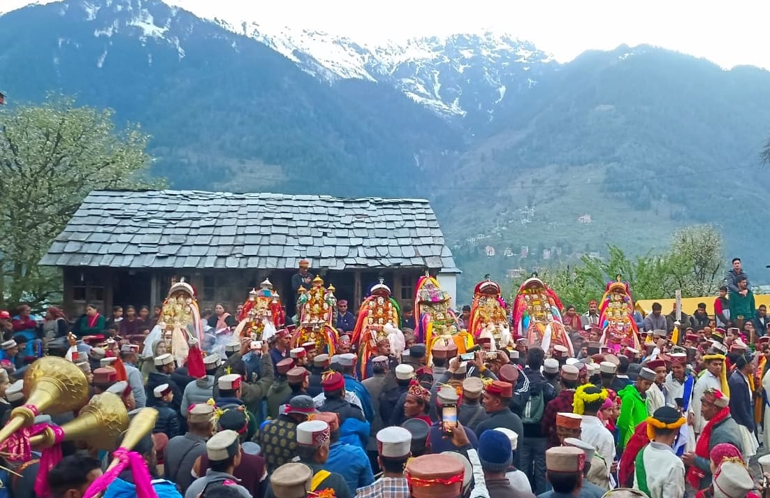 The gods returned to the temples after meeting in Preeni.