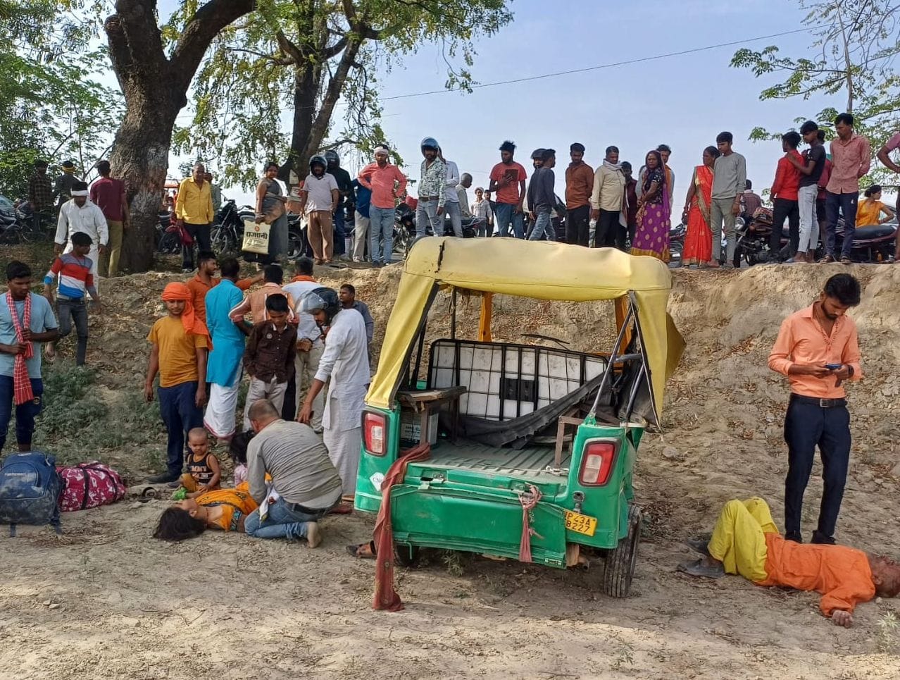 Tempo falls into pit after collision with pickup, six injured