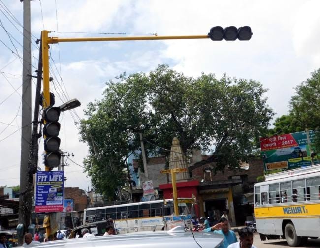 24 lakh bad traffic signals will be repaired