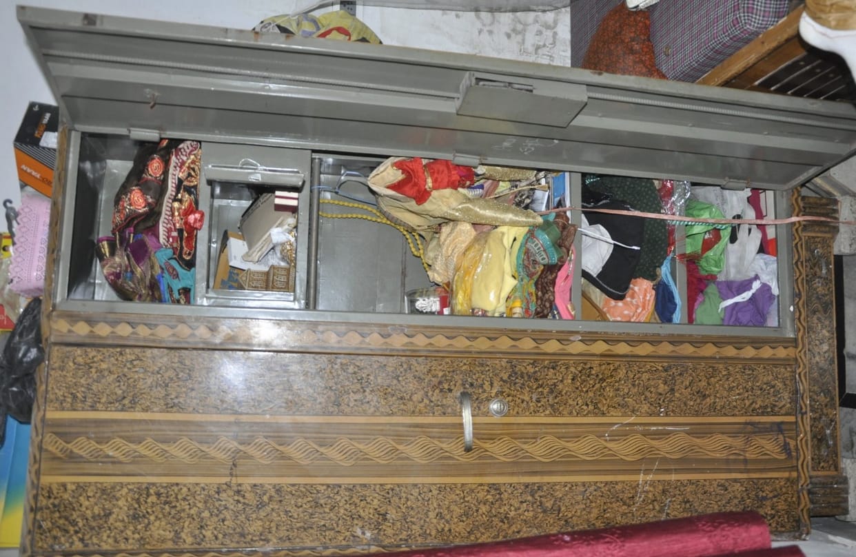 Cash and jewelery worth lakhs stolen from councilor house