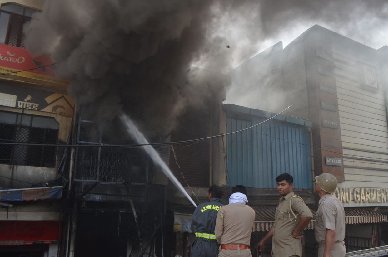 Fire breaks out in saree showroom in Gol Market, goods worth lakhs burnt
