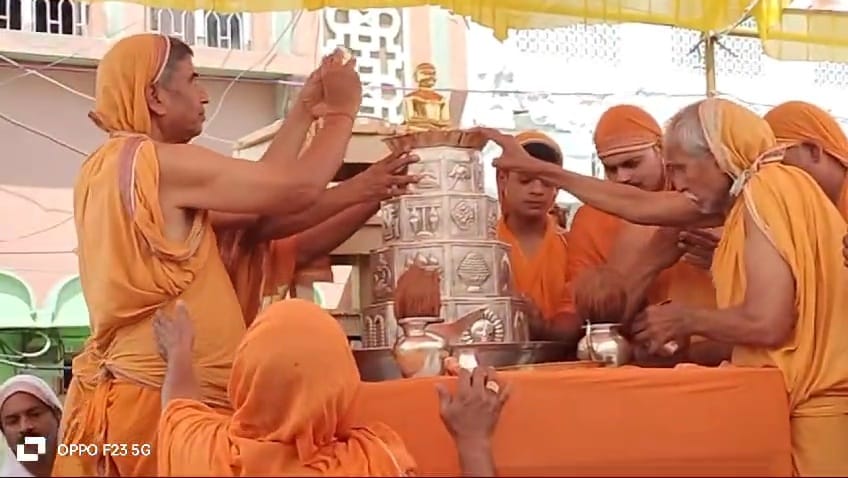 Shriji came out riding in a chariot on Mahavir Jayanti.