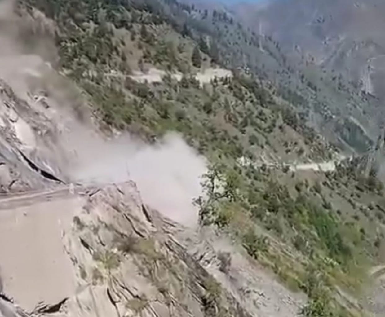 Hill broken due to blasting on Teesa-Bairagarh road, traffic halted for seven hours