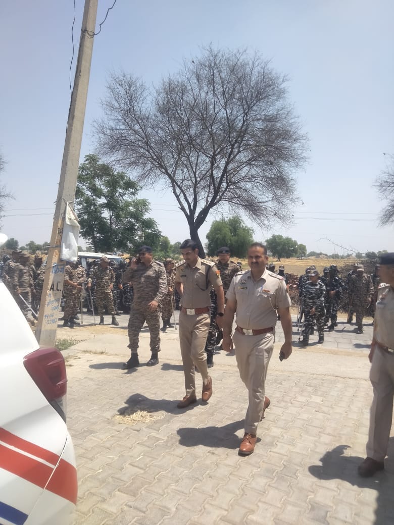 Police District Dabwali and Paramilitary Force took out flag march in Odhan area