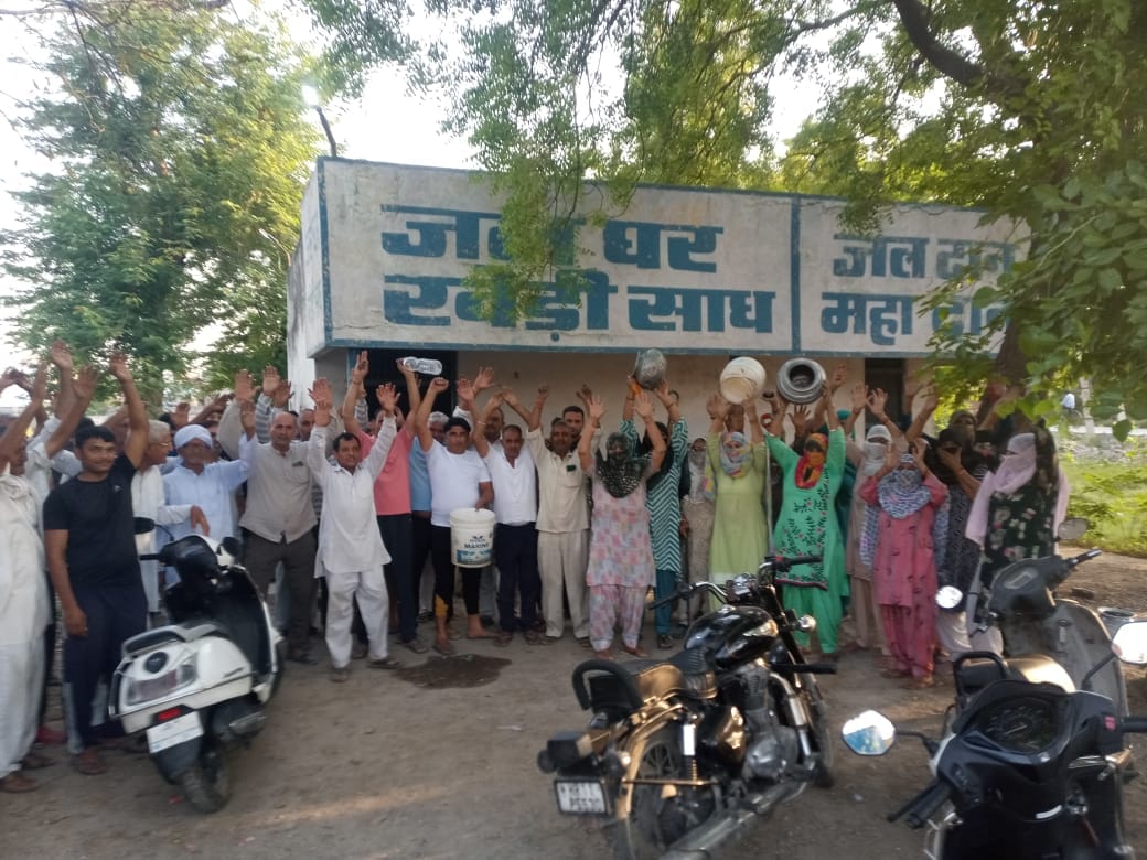 Drinking water shortage in Khedi Sadh since last one month, quenching thirst by buying tanker