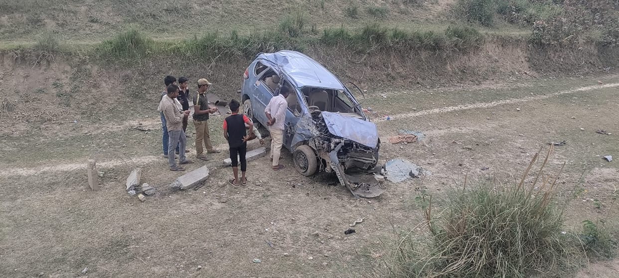 Car collides with electric pole, youth dies