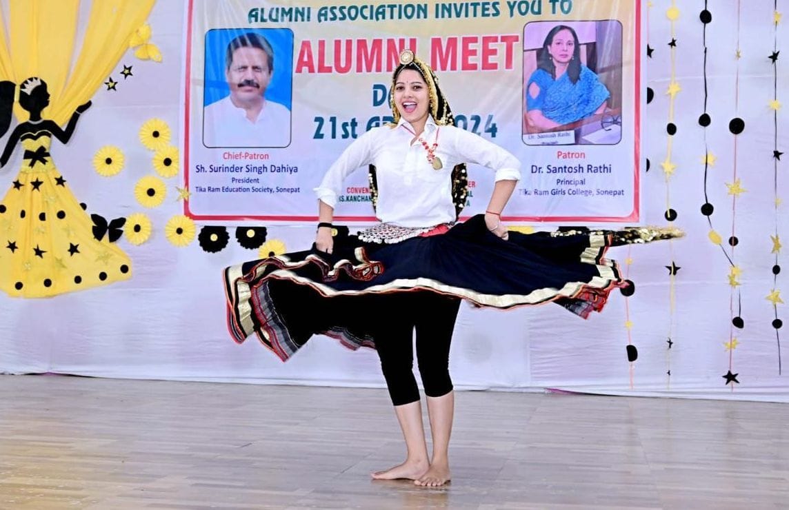 In the alumni meeting ceremony, the students celebrated with a captivating dance.