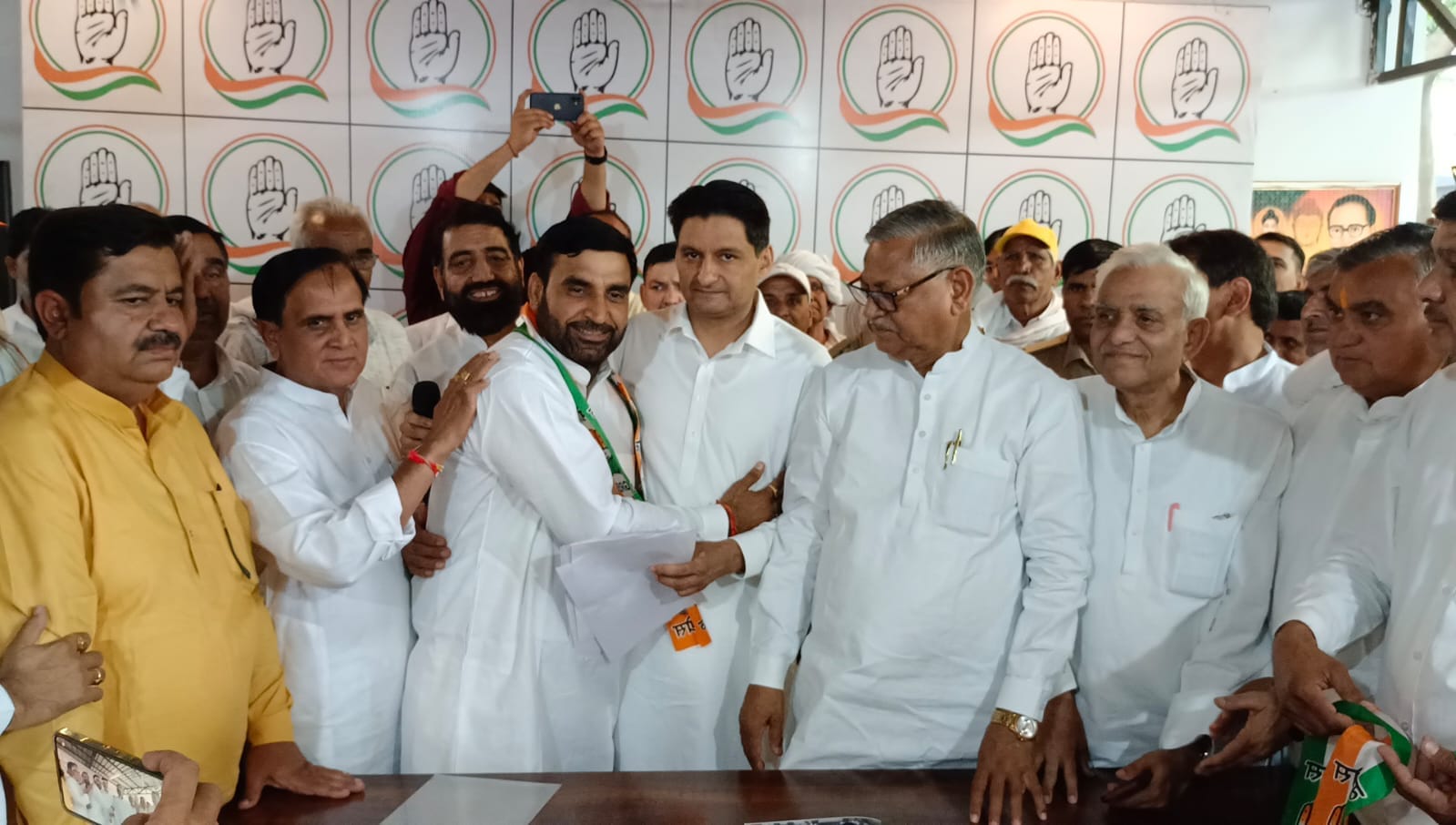 Naresh Yadav joins Congress along with 20 sarpanch-former sarpanches