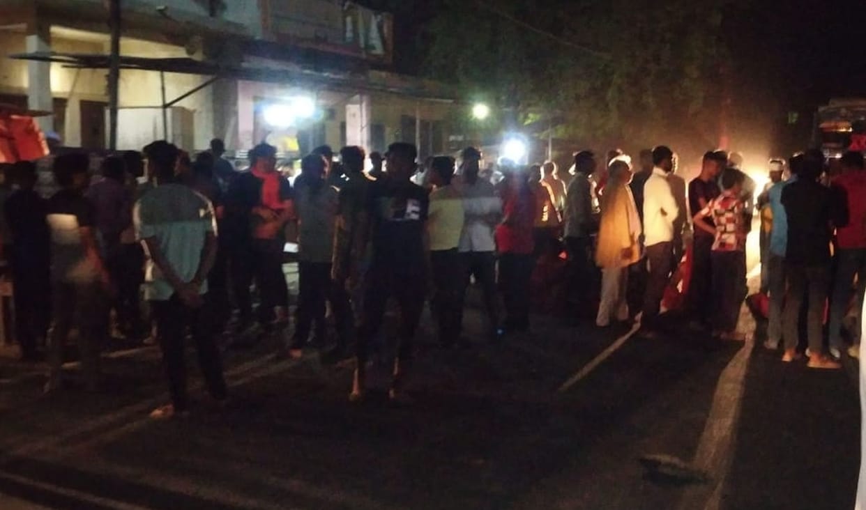 Clash between police and family members, road jam, mobile phones snatched