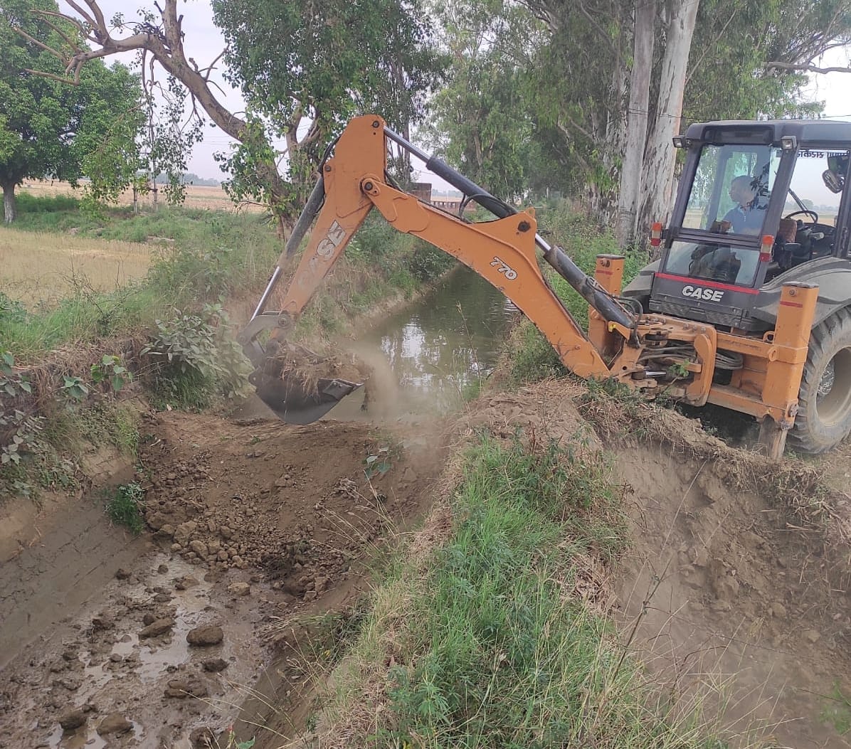 Hundreds of acres of land and wheat crops submerged due to collapse of Jasrana miner.