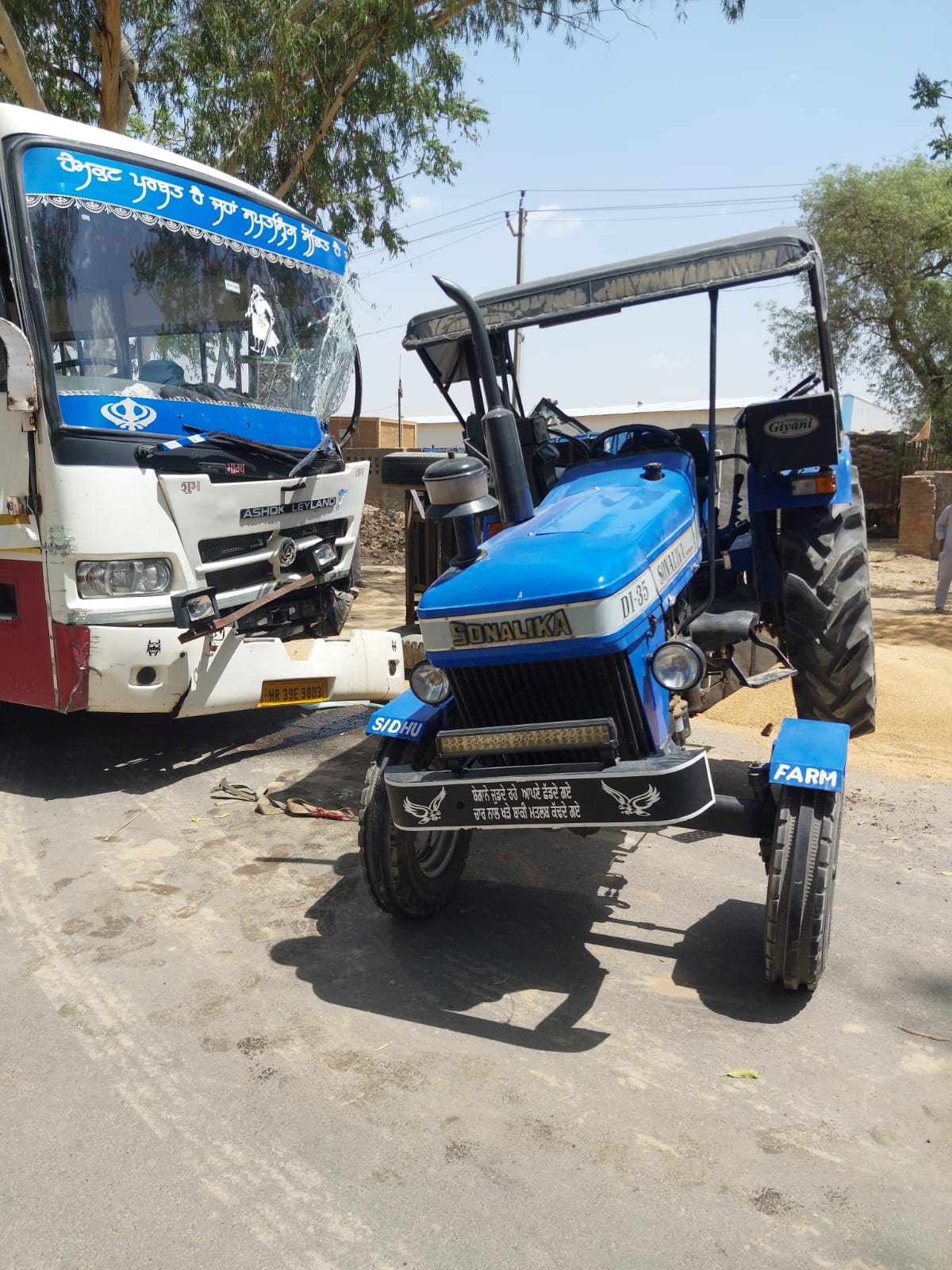Private bus and tractor-trolley collided, passengers suffered minor injuries