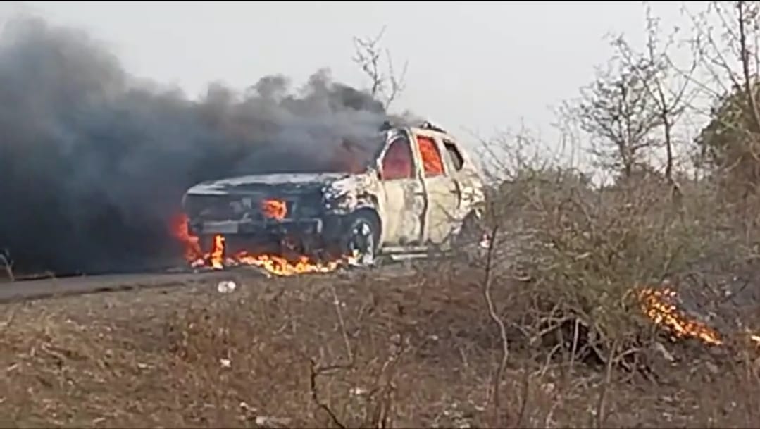 Khandwa Road Accident Fire In A Moving Car