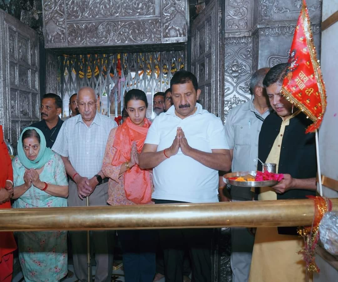 Mukesh along with his daughter Aastha attended the court of Mother Jwala.