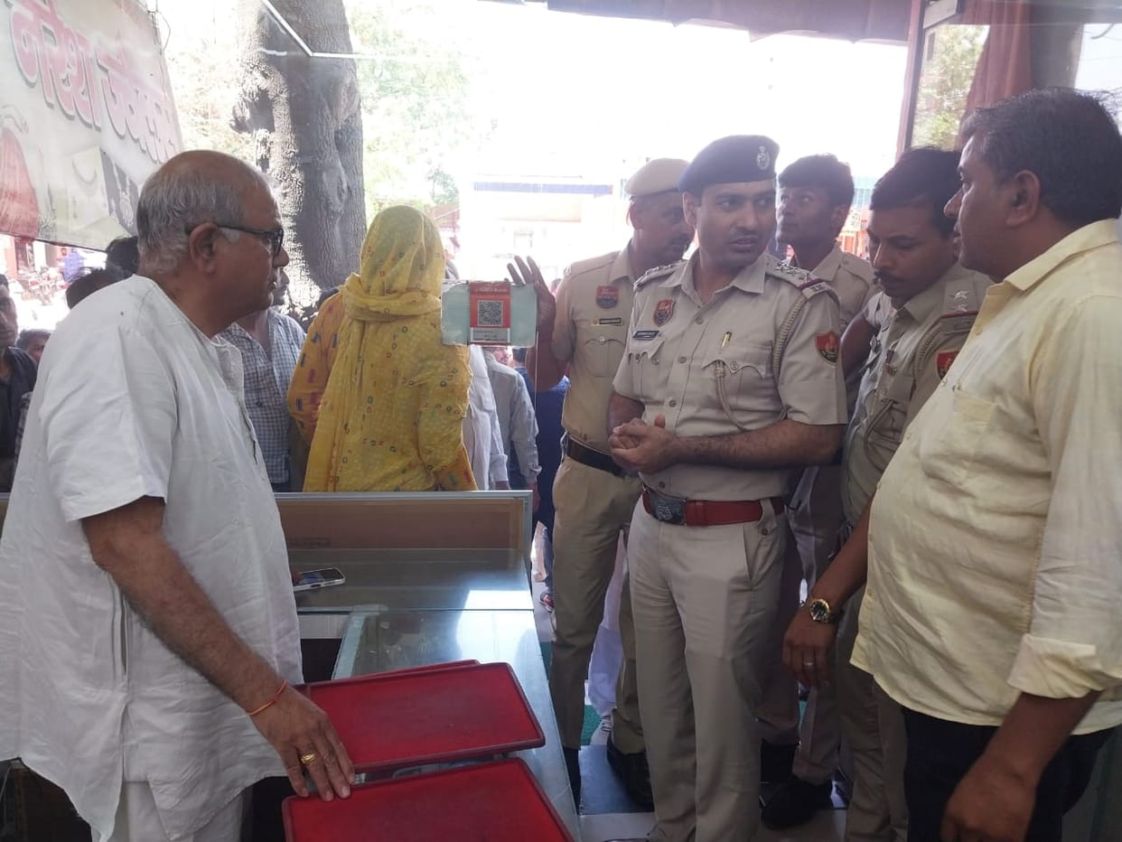 Firing in jewelers showroom on the basis of pistol, attempt to rob