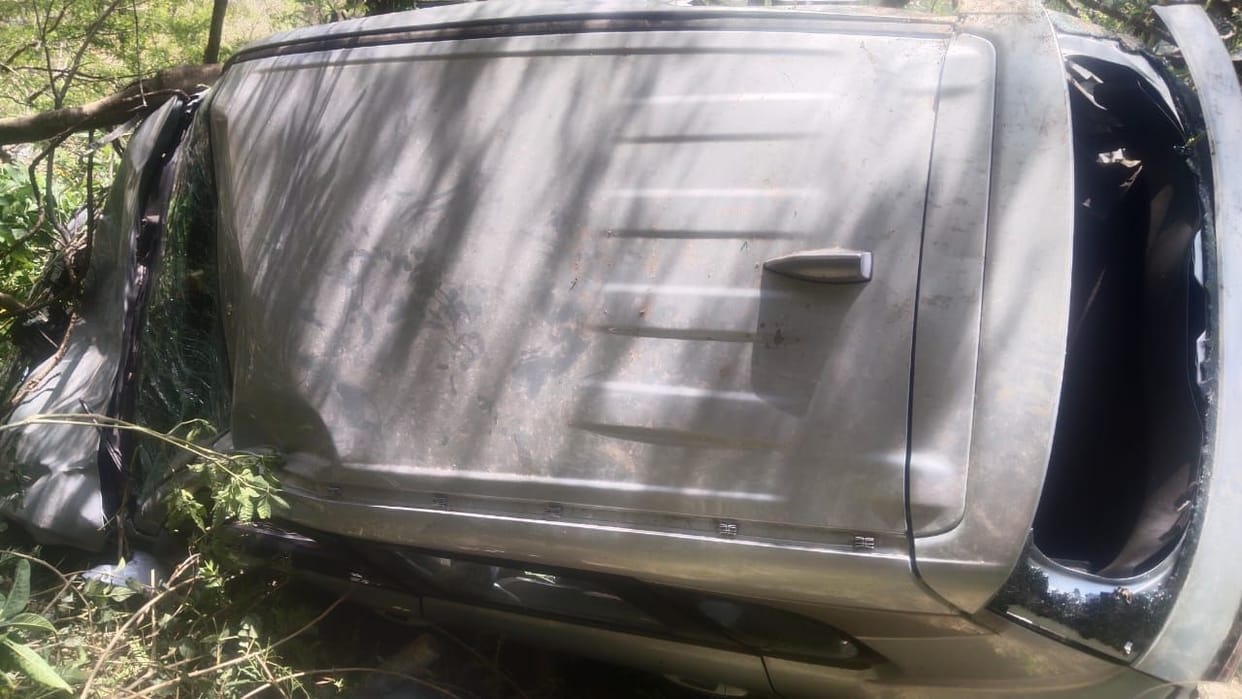 Car falls into ditch in Masyani, mother and son injured
