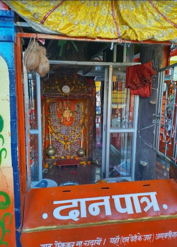 Tamarind Hanuman is present in Bakayan village of Damoh, the idol was carved from tamarind tree