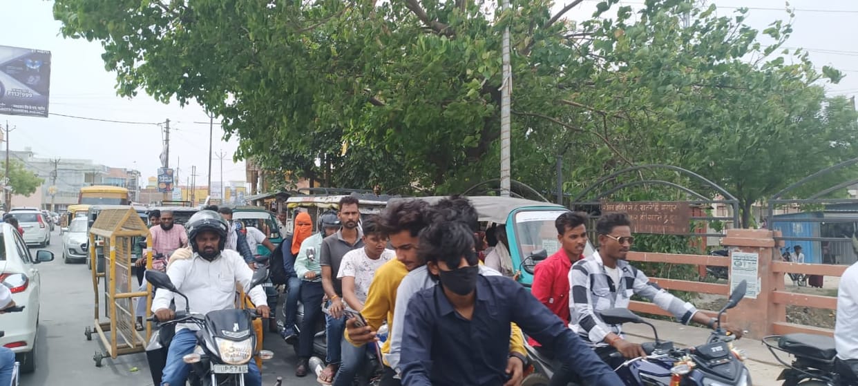 Pedestrians troubled by traffic jam in hot sun
