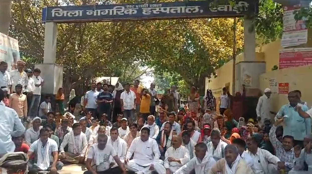 Clash between protesters and police, police dragged them and removed them from the road