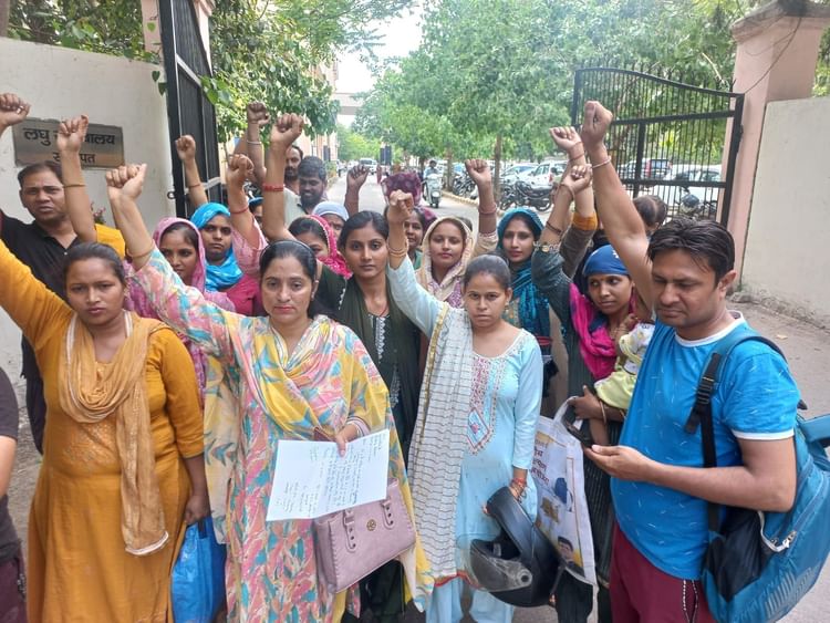 Sonipat News: अभिभावकों ने लघु सचिवालय पर किया प्रदर्शन, सौंपा ज्ञापन
