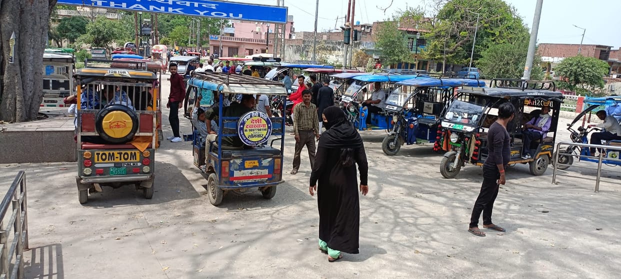 Passengers face problems due to haphazard parking of e-rickshaws