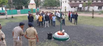 गुंडों को समझाइश देते एसपी सोमवंशी