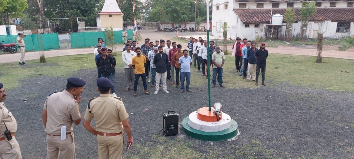 In Damoh, SP organized goonda parade in the police stations