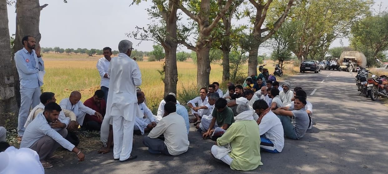 Corporation team with heavy police force reached Bidhwan village to install power tower, farmers protested